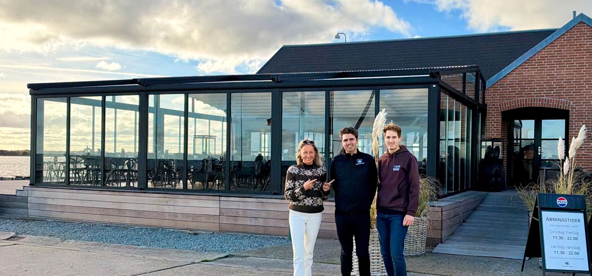 Tina sammen med ledelsen på restaurant Havkatten